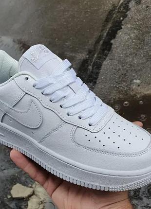 Низькі жіночі, чоловічі кросівки nike air force 1 у класичному повністю білому забарвлені .розмір:36;39;43.матеріал:шкіра