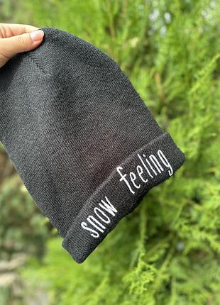 Чорна шапка-біні з написом «snow feeling»