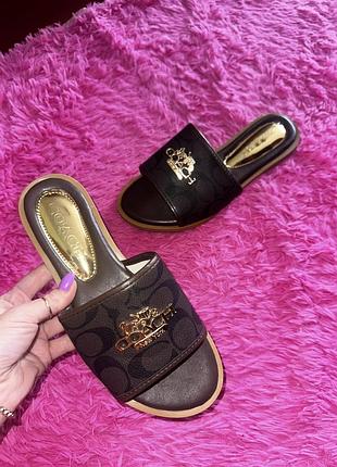 Шоколадные женские шлепанцы coach new york