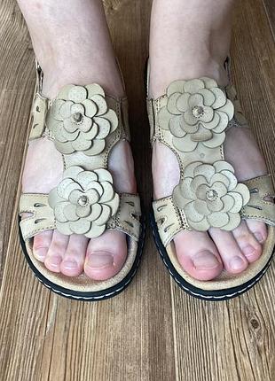 Босоніжки шкіряні clarks