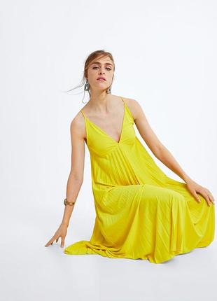 Длинное плиссированное платье сарафан на тонких бретелях в
zara