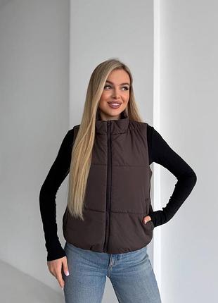 Базова жилетка коричнева, біла, та ніжно рожевого кольору на замочку тепла