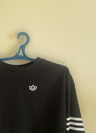 Стильний чорний оверсайз світшот adidas з лампасами