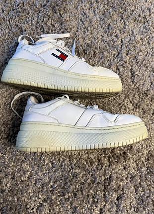 Оригінальні кросівки tommy hilfiger. розмір 39, довжина устілки — 25 см. стан — як на фото.