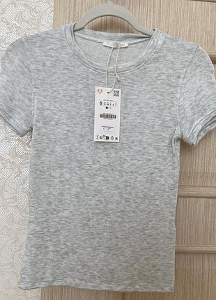 Жіноча базова футболка zara сірого меланжевого кольору.