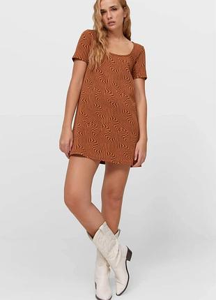 Коричневое кэжуал платье-футболка stradivarius с абстрактным узором, размер м
