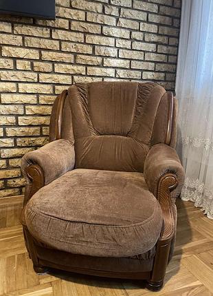 Продається набір, диван і два крісла.диван розкладний. в доброму стані, привезений з франції. колір коричневий.  деталі по тел. 0931107949