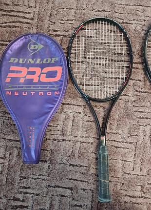 Теннисная ракетка dunlop pro midplus neutron с существующим фиолетовым чехлом, имеющим конструкцию с графитовым волокном (fused graphite).