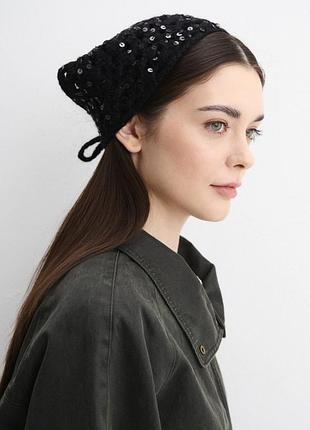 Черная косынка в пайетках