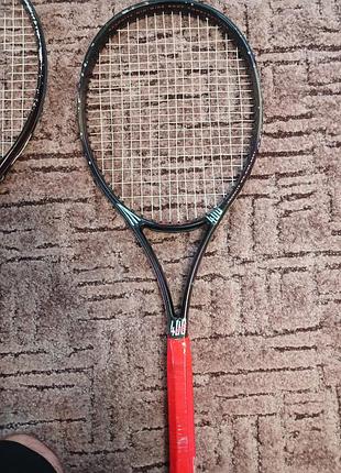 Теннисная ракетка slazenger 400 graphite mid-wide body черного цвета с белыми струнами.