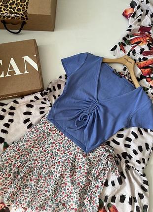 Кроп-топ у рубчик від zara з v-подібним вирізом та регульованими зав'язками спереду
