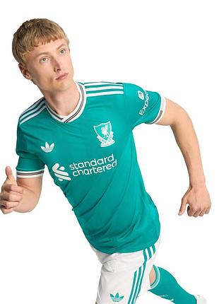 Футболка клуба «ливерпуль» сезона бренда adidas с фамилией и номером нападающего мохаммеда салаха (#11)