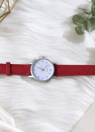 Женские наручные часы с красным ремешком