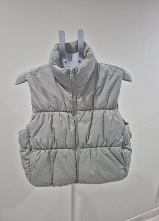 Сірий утеплений жилет h&m divided, розмір m