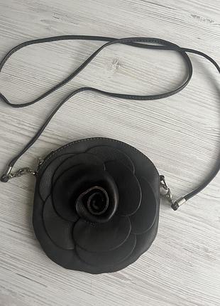 Кругла шкіряна сумочка крос боді з трояндою/ італія/ genuine leather