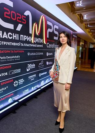 Піджак молочного кольору з квітами в українському стилі