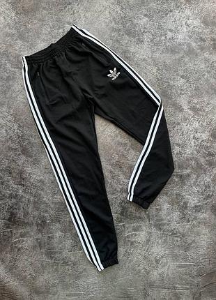 Спортивні штани чорні adidas з лампасами