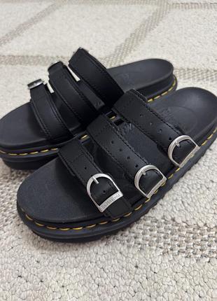 Шкіряні шльопки dr. martens
