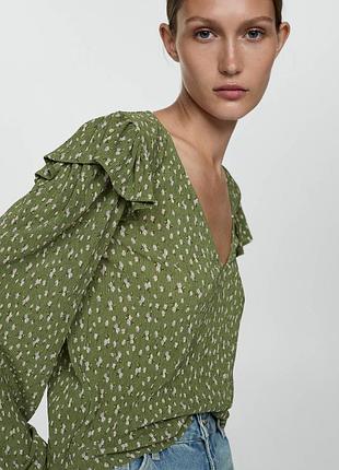 Квітчаста блузка з рюшами, бренд mango