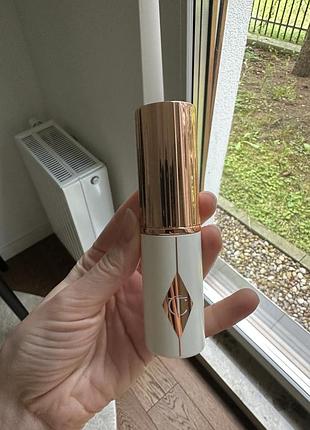 Тональна основа стік charlotte tilbury unreal skin