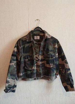 Модна джинсова камуфляжна укорочена оверсайз куртка bershka