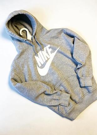 Классическое серое худи nike
стильное, мягкое и уютное худи в меланжево-сером цвете от бренда nike.