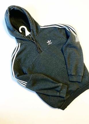 Классическое худи adidas в темно-сером цвете
уютное и стильное худи от бренда adidas originals.