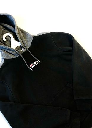 Спортивне худі fila у комбінованому чорно-сірому кольорі
​стильна та затишна кофта з капюшоном від бренду fila.