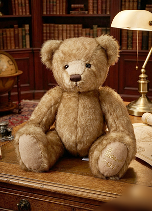 Коллекционный плюшевый мишка бренда harrods 2011 года выпуска с вышивкой на лапе.