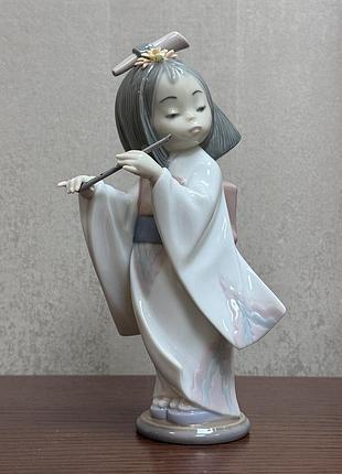 Фарфоровая статуэтка lladro «играющая на флейте».