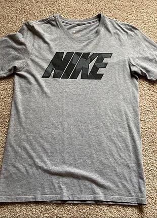 Чоловіча футболка nike сіра з принтом
