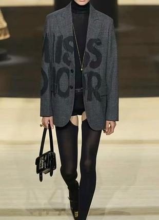 Превращает обыденность в шик: блейзер dior