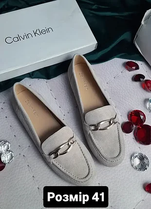 Calvin klein оригінал світло-бежеві замшеві лофери з пряжкою