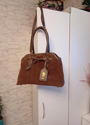 Коричнева замшева сумка. miu miu.