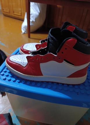 Стильные высокие кроссовки nike air jordan 1 high (красно-черные)