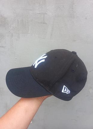 Черная бейсболка new era new york yankees с белым вышитым логотипом «ny