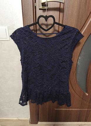 Нарядный кружевной топ с баской vero moda / т темно-синяя блуза s