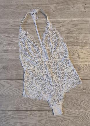 Белое кружевное боди h&amp;m с глубоким v-образным декольте