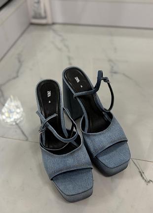 Денимові мюлі від zara у глибокому синьому кольорі. стильний вибір для модниць з усіх віків. одягла один раз дуже комфортні.