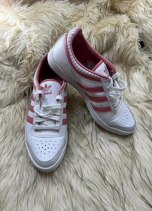 Оригінальні кросівки adidas 🩷