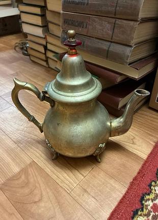 Традиционный марокканский чайник, выполненный из литого металла (предположительно альпака).