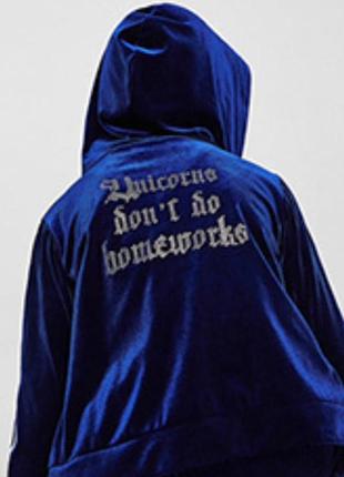 Темно-синя велюрова зіпка з капюшоном та написом «єдинороги не роблять домашніх завдань»