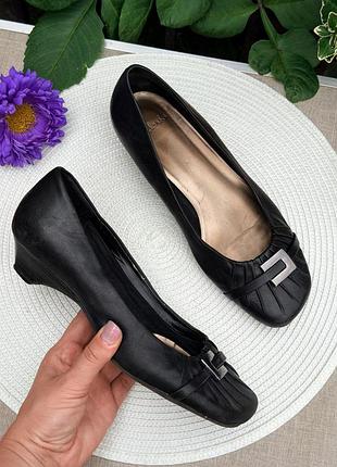 Очень аккуратные кожаные туфли лодочки на низких каблуках clarks 38