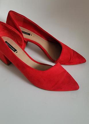Яркие красные туфли из искусственной замши stradivarius
