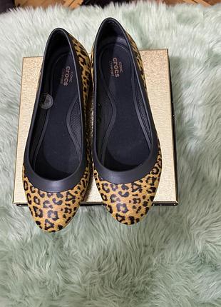 Леопардові балетки crocs lina flat — комфорт кроксов у витонченому силуеті! 🐆✨