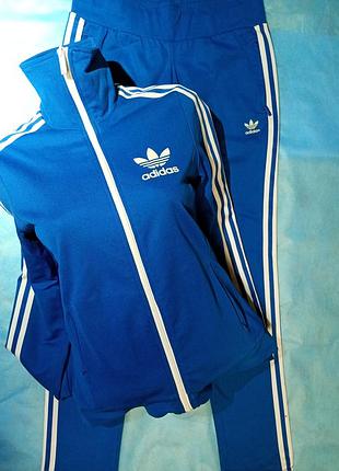 Яскравий спортивний костюм adidas originals у насиченому синьому кольорі з контрастними білими деталями. classic retro style! розмір s-m