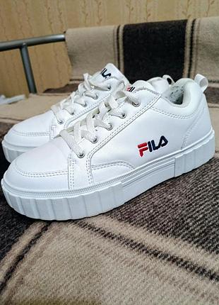 Белые кроссовки, кеды на платформе fila sandblast l, р39, 25см, оригинал