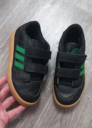 Оригінальні кросівки для хлопчика adidas