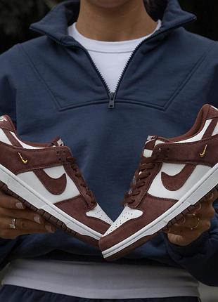 Nike sb dunk low sail red 
sepia-metallic gold