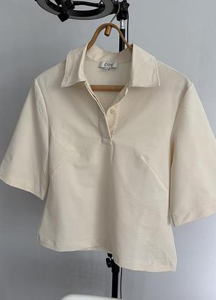 Cos сорочка рубашка minimal cotton polo shirt із суміші бавовни піма з додаванням еластану та поліестеру) з відкладним коміром та короткими рукавами.